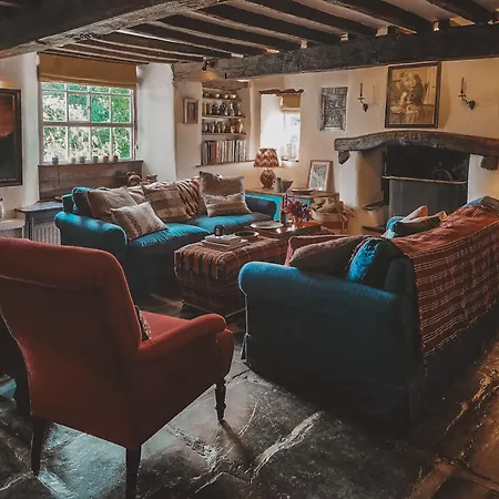 Stunning District Farmhouse 펜션 *