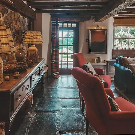 Stunning District Farmhouse 펜션
