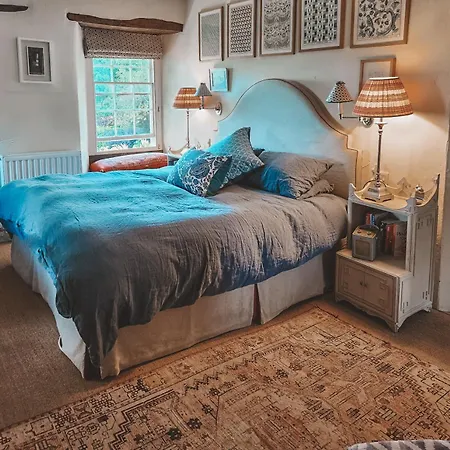 Stunning District Farmhouse 펜션 *