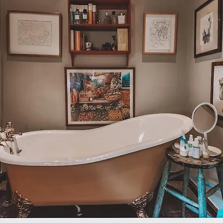 Stunning District Farmhouse 펜션 *